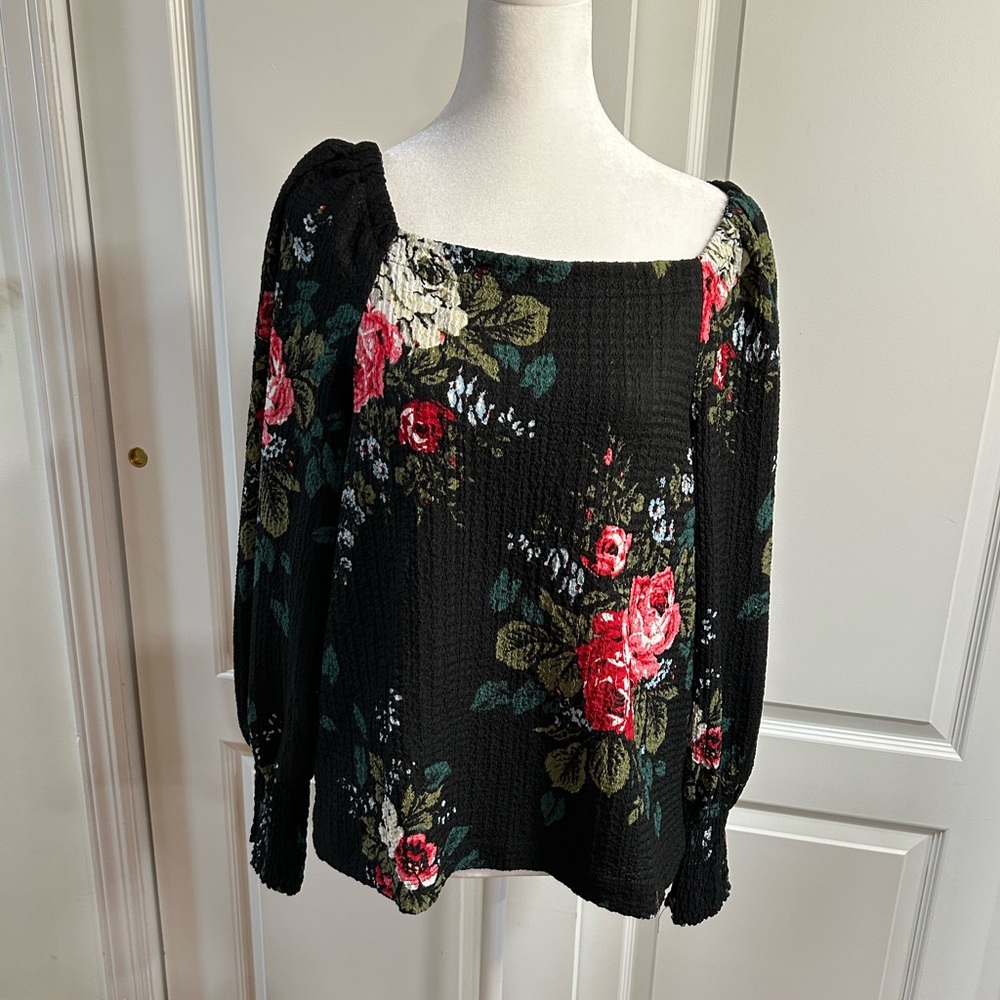 LOFT brand new shirt which can be either on or off the shoulder in size Large